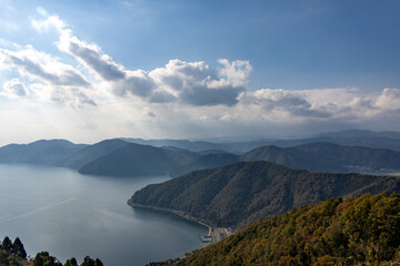 Fototapeta premium 賤ヶ岳から見下ろす琵琶湖と湖北の自然の風景