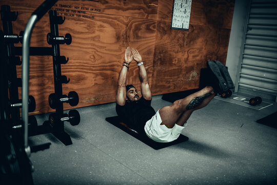 Hombre de 30 a&ntilde;os haciendo ejercicio en un gimnasio de Bogot&aacute;, Colombia 