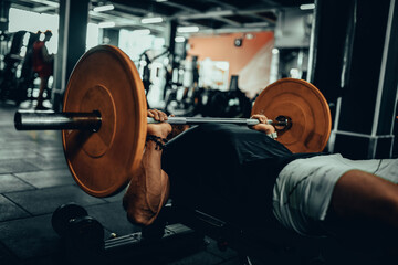 Hombre de 30 años haciendo ejercicio en un gimnasio de Bogotá, Colombia 