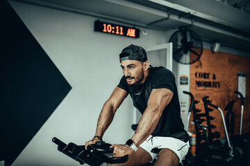 Hombre de 30 años haciendo ejercicio en un gimnasio de Bogotá, Colombia 
