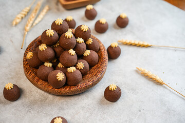 Indulge in the rich decadence of Black Nastar—a bold twist on the classic pineapple tart. Encased in a velvety black charcoal-infused crust, each bite melts into a luscious, golden pineapple filling