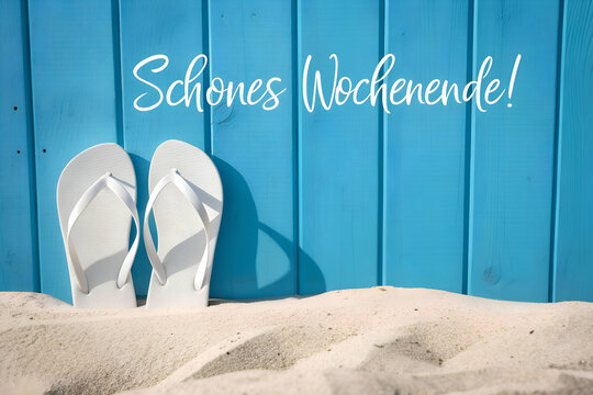 Schoenes wochenende Strandbild mit weiBen Flip-Flops im Sand und blauem Hintergrund