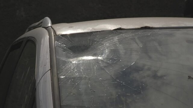 vetro di un auto rotto dopo un incidente
