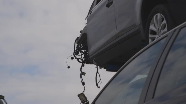 automobile rotta dopo un incidente, pronta ad essere demolita