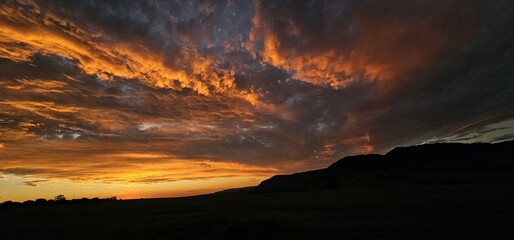 Nuvens Laranja na Serra