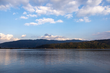 マジックアワーに染まる余呉湖と紅葉、幻想的な湖畔の風景