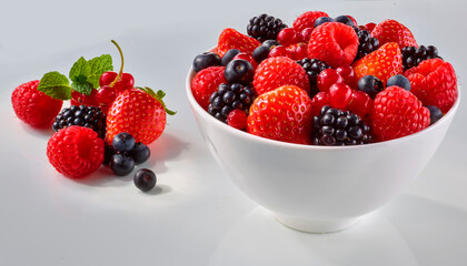Beerenmischung in weisser Schale mit frischer Minze, Himbeeren, Brombeeren, Erdbeeren, Beeren, 