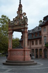 Obraz premium Mainz, Germany 10.05.2019: view to historic old market square fountain in Mainz, Germany