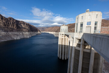  Auf der Oberfl&auml;che des Damms sind die markanten rot-wei&szlig;en Streifen zu sehen, die vom umgebenden Wasser reflektiert werden. 