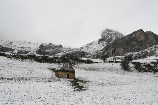 Construcci&oacute;n con teito en Valle del Lago, Asturias, Spain