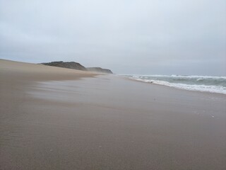 Portugalska plaża wieczorową porą
