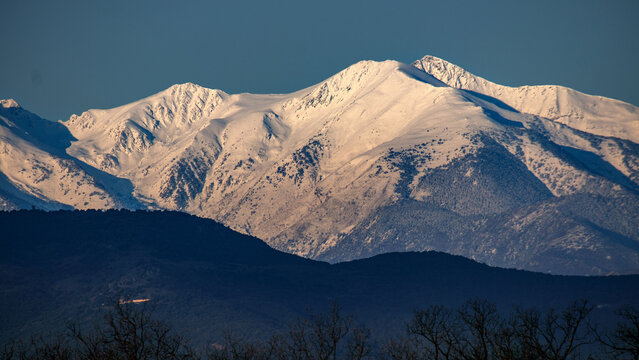 Fototapeta Zoom sur le Canigou bien blanc