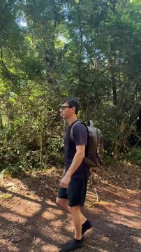 homem aventureiro com mochila em area externa no parque 
