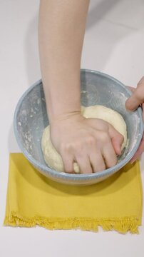 Persona amasando una masa en un bol. Footage de cocina, gastronom&iacute;a, lifestyle. 