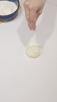 Persona expandiendo un bollo de masa con un palo de amasar. Footage de cocina, gastronom&iacute;a, lifestyle. 
