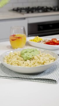 Pasta tirabuz&oacute;n con salsa de palta cremosa. Receta saludable y deliciosa. Footage de cocina, pasta, salsa de palta 