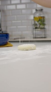 Amasando y extendiendo masa con un palo de amasar. Preparaci&oacute;n para pan o pizza. Footage de cocina, masa, cocina casera 