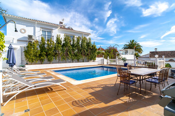 Lujosa villa con piscina y tumbonas que invitan al relax