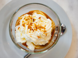 Image of the English dessert Banoffi made of cookies with bananas and cream