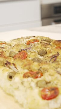 Focaccia Capresse con tomate y aceitunas. Preparaci&oacute;n de focaccia, cocina italiana. Footage de cocina, focaccia, tomate, aceitunas 
