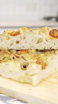 Focaccia Capresse con tomate y aceitunas. Preparaci&oacute;n de focaccia, cocina italiana. Footage de cocina, focaccia, tomate, aceitunas 