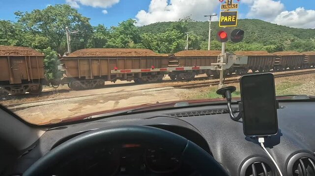 trem passando em linha f&eacute;rrea na cidade de Resplendor, Estado de Minas Gerais, Brasil