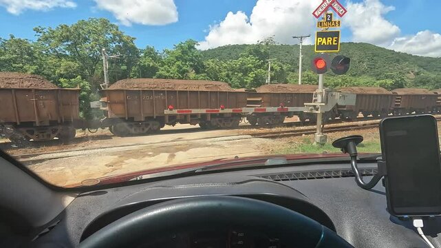 trem passando em linha f&eacute;rrea na cidade de Resplendor, Estado de Minas Gerais, Brasil