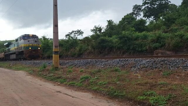 trem passando em linha f&eacute;rrea na cidade de Resplendor, Estado de Minas Gerais, Brasil