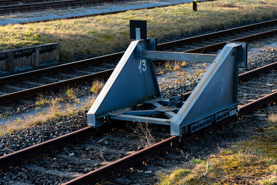 Railroad buffer stop equipment positioned on rail lines