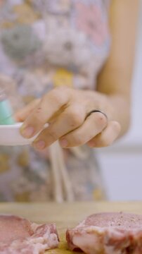 Pintando trozos de carne con condimentos. Preparaci&oacute;n de carne, t&eacute;cnica de aderezo 