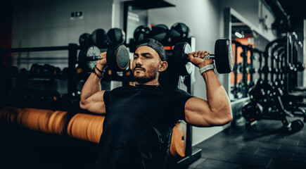 Hombre de 30 años haciendo ejercicio en un gimnasio de Bogotá, Colombia 