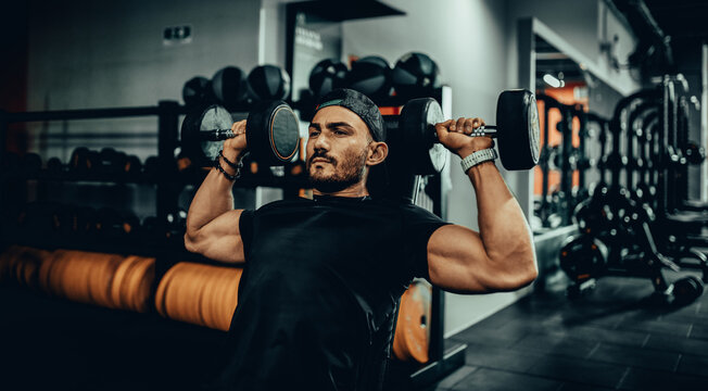 Hombre de 30 a&ntilde;os haciendo ejercicio en un gimnasio de Bogot&aacute;, Colombia 