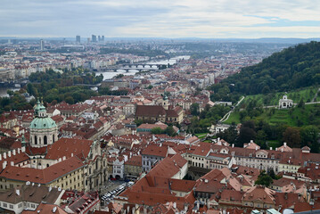 Obraz premium Breathtaking Aerial View of Prague – Historic Red Roofs & Vltava River 