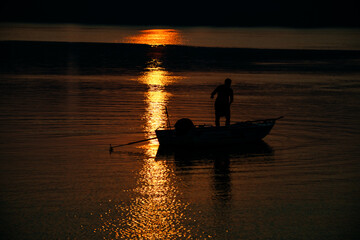 Silhueta do pescador no rio da Amazônia. 