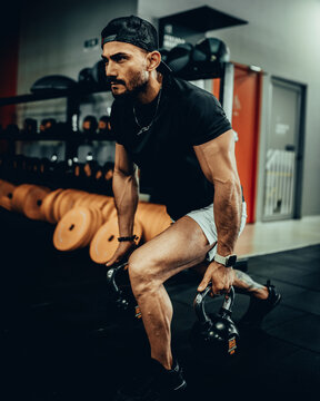 Hombre de 30 a&ntilde;os haciendo ejercicio en un gimnasio de Bogot&aacute;, Colombia 
