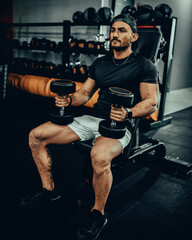 Hombre de 30 años haciendo ejercicio en un gimnasio de Bogotá, Colombia 