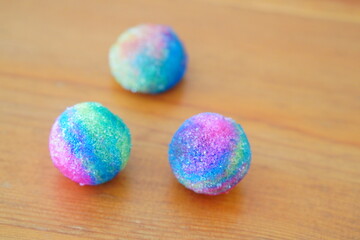 小学生の子供が手作りした、カラフルなスーパーボール