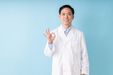 白衣の男性