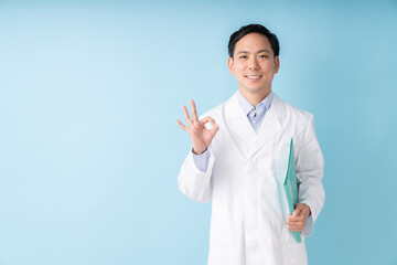 白衣の男性