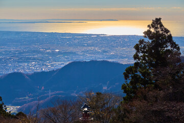 冬の神奈川県伊勢原市大山の阿夫利神社下社から朝の南東側の眺望(平塚市,茅ヶ崎市,相模湾など)