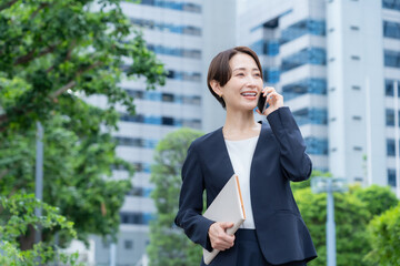 オフィス街で働くミドルのビジネスウーマン