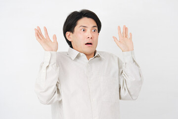 男性　20代　驚く　白背景　右向き