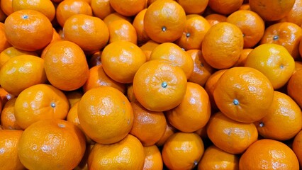 a pile of fresh oranges 