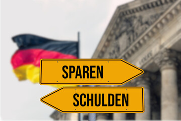 Reichstaggebäude in Berlin, Deutsche Flagge und Schild Sparen oder Schulden