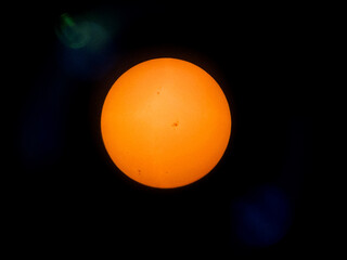Fotosfera del Sol en luz visible mostrando regiones activas en forma de manchas