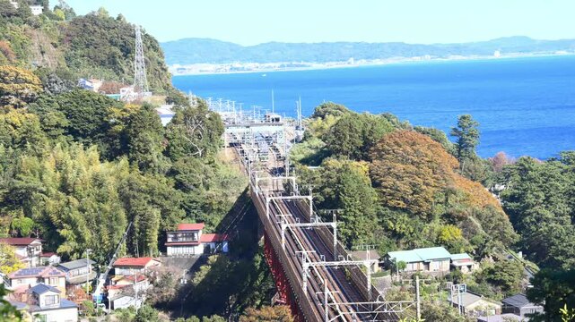 東海道線の根府川駅と白糸川橋梁を熱海駅方向へ通過する特急踊り子号