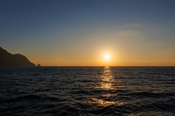 珍しく穏やかに凪いだ、夜明けの御蔵島、御蔵島港。

東海汽船東京湾〜伊豆諸島八丈島、太平洋航路の橘丸船上にて - 2025

