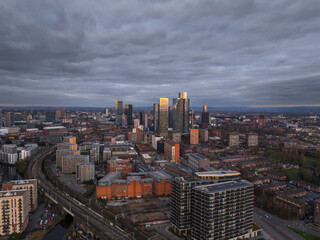 Obraz premium Scenic Aerial View of Manchester Skyline at Dusk