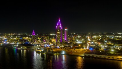 Obraz premium Downtown Mobile, Alabama waterfront at night