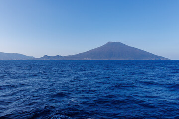 巨大な活火山、八丈富士見える。
東海汽船東京湾〜伊豆諸島八丈島、太平洋航路の橘丸船上にて - 2025
